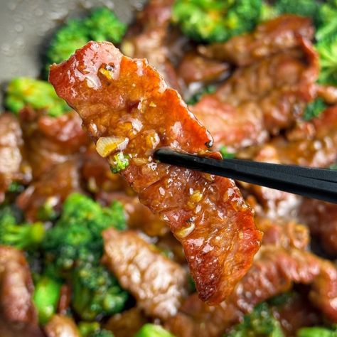 Beef with Garlic Sauce (Chinese Takeout) - Crafty Cookbook Garlic Beef, Top Sirloin Steak, Flat Iron Steak, Freezer Meal Prep, Chinese Takeout, Fried Beef, Easy Chinese Recipes, Pepper Steak, Broccoli Beef