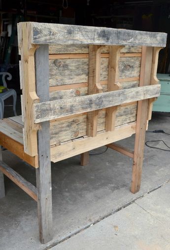 DIY Mud Kitchen Tutorial Mud Kitchen For Kids, Kids Mud, Diy Mud Kitchen, Pallet Designs, Into The Wood, Mud Kitchen, Wood Pallet Projects, Garden In The Woods, Diy Pallet Projects