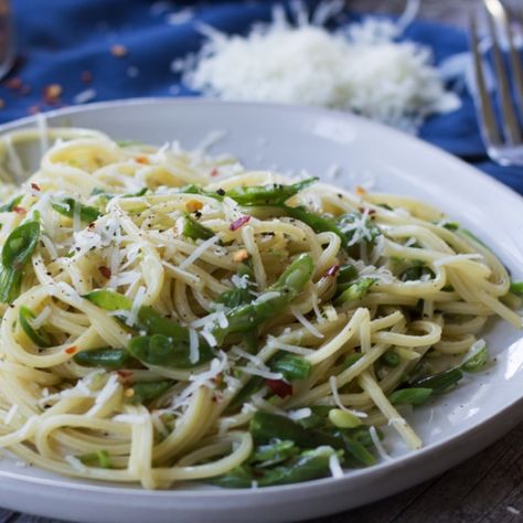 5 Ingredient Garlicky Green Bean Pasta Fashionable Foods Spaghetti With Green Beans, Pasta And Green Beans, Green Beans Pasta, Green Bean Pasta, Pasta With Clam Sauce, Garlicky Green Beans, Pasta With Green Beans, Clam Pasta, Clams Casino