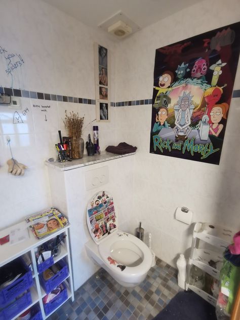 #trashybath#bath#bathroominspo#rickandmorty#skater#trashy#homeinspo Trashy Apartment, Trashy Apartment Aesthetic, Trashy House Aesthetic, Trashy House, Trashy Room, 90s Bathroom, Trashy Aesthetic, Japanese Apartment, Trashy Y2k