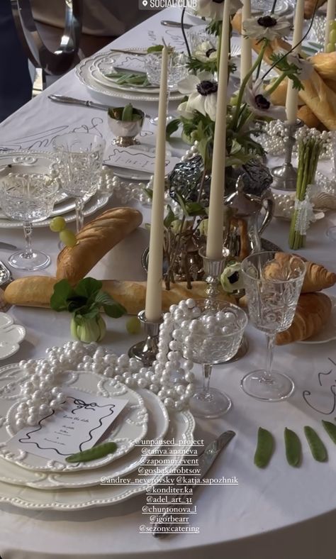 White And Silver Dinner Party, Old Money Table Decor, Wedding Tablescape With Fruit, 2024 Table Decor Trends, 1950s Table Setting, Wedding Bridal Table Ideas, Pearl Table Setting, Pearl Table Decorations, Pearl Table Decor