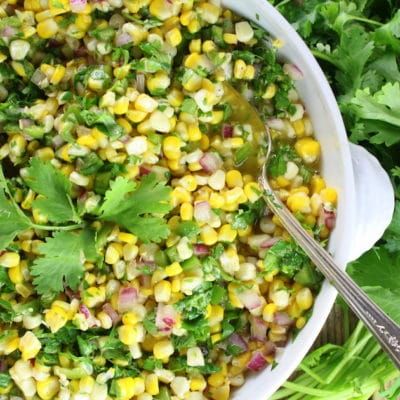 Jalapeño Cilantro Corn Salad Recipe - with fresh corn off the cob, red onion, jalapeños & cilantro. Fresh, sweet and flavorful… It’s sunshine in a bowl! Copycat Chipotle Corn, Fresh Corn Off The Cob, Salsa Recept, Roasted Chili Corn Salsa, Chili Corn Salsa, Chipotle Corn Salsa, Chipotle Corn, Corn Off The Cob, Cilantro Corn