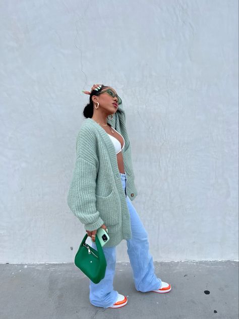 Oversized Cardigan Dress Outfit, Pastel Colors Outfit Black Women, Pastel Outfit Black Women, Oversized Cardigan Outfit Black Women, Pastel Outfits Black Women, Outfits With Green Shoes, Green And Orange Outfit, Pastel Color Outfit, Orange Dunks