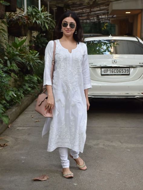 White Chikankari Kurta, Divya Khosla Kumar, Divya Khosla, Desi Fits, Chikankari Kurta, Kurta Patterns, Simple Style Outfits, Girls Dress Outfits, Designer Kurti Patterns