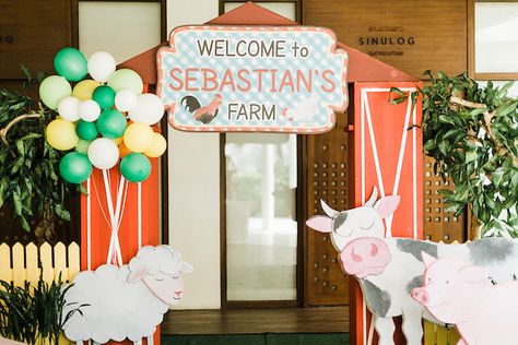 Farm Party Entrance Decor, Barnyard Bash, Barnyard Theme, Farm Entrance, Farm Themed Party, Barnyard Birthday Party, Farm Theme Birthday, Party Entrance, Barn Parties