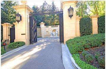 Big Gates Entrance, Luxury Front Yard, Candy Spelling, Estranged Mother, Biggest House, House In America, Amazing Gates, Long Driveway, Iron Garden Gates