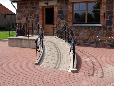 Outdoor Ramp Architecture, Front Door Ramp Ideas, Curved Ramp Design, Curved Wheelchair Ramp, Wheelchair Ramp Design Architecture, Ramp For House Entrance, Ada Ramp Design, Modern Ramp Entrance, Ramp Design For House