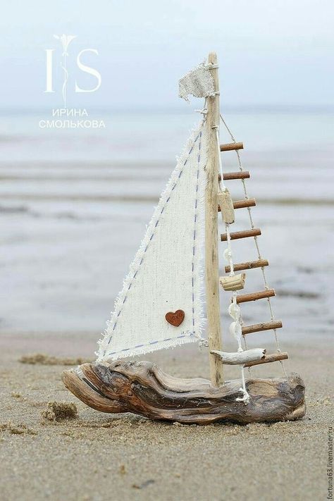 Wood Crafts That Sell, Toy Sailboat, Tre Kunst, Handmade Wood Crafts, Driftwood Diy, Driftwood Art Diy, Driftwood Projects, Boot Design, Driftwood Decor