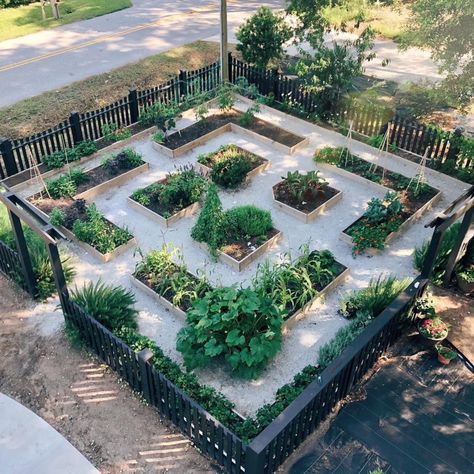 10 Vegetable Garden Design Ideas | The Family Handyman Garden Design Family, Vegetable Garden Layout Design, Garden Bed Layout, Raised Bed Garden Design, Beautiful Home Gardens, Garden Layout Vegetable, Small Vegetable Gardens, Vertical Garden Diy, Front Yard Garden Design