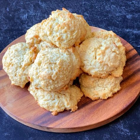 Guyanese Coconut Buns - Metemgee Noodles And Sauce, Nan Bread, Caribbean Dishes, Coconut Buns, Quick And Easy Sweet Treats, Guyanese Recipes, Coconut Baking, Cheesecake Bites Recipe, Baking Buns