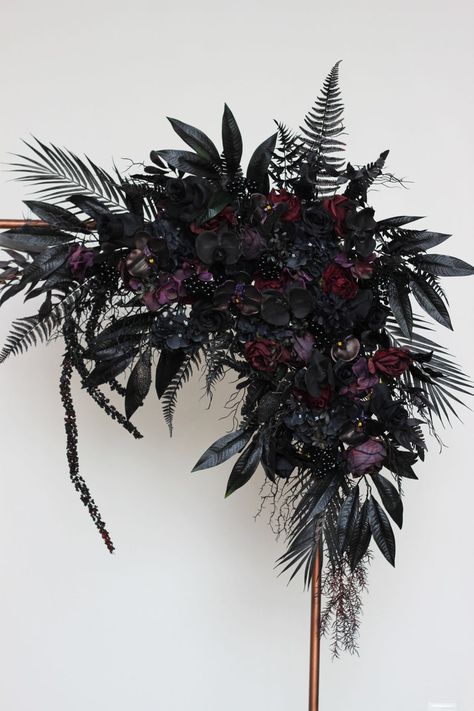 Goth Wedding Flower Arrangements, Black Floral Arrangements Wedding, Gothic Dried Flower Arrangement, Dark Wedding Flower Arrangements, Purple And Black Flower Arrangements, Gothic Floral Arrangements, Dark Flower Arrangements, Gothic Flower Arrangements, Black Flower Arrangements