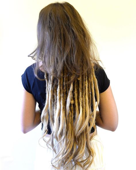 Under Dreads Hair, Half Dreaded Hair Short, Dreads Underneath Hair, Half Head Dreads, Dreads Inspiration, Extensions Short Hair, Blond Dreadlocks, Locs With Loose Ends, Half Dreaded Hair