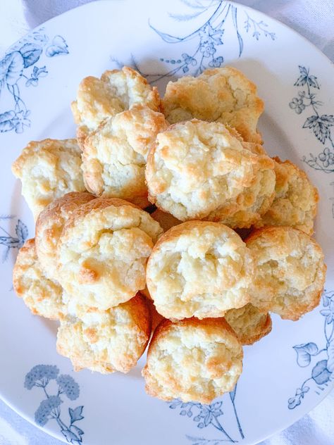 Tiny Cream Cheese Biscuits Honey Cream Cheese Biscuits, Light And Fluffy Biscuits, Cream Cheese Biscuits, Strawberry Freezer Jam, Milk Biscuits, Fluffy Biscuits, Cooking Bread, Drop Biscuits, Pretzels Recipe