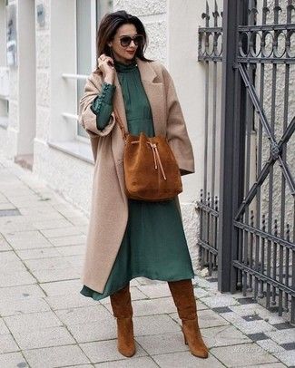 How to Wear Dark Green Dress: Opt for dark green dress and a beige coat for a sleek polished look. Tobacco suede knee high boots will easily lift up even the simplest getup. Mantel Styling, Mode Mantel, Dark Green Dress, Chique Outfits, Suede Boots Knee High, Looks Street Style, Minimal Chic, Thanksgiving Outfit, Fashion Fall