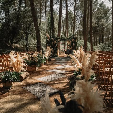 Pampas Grass Aisle Runner Photographed by @pablo_laguia via @rockmywedding | The Pink Bride®️️ www.thepinkbride.com Wedding Ceremony Ideas, Festival Bride, Wedding Needs, Grass Wedding, Pink Bride, Wedding Aisle, Woodland Wedding, Forest Wedding, Pampas Grass