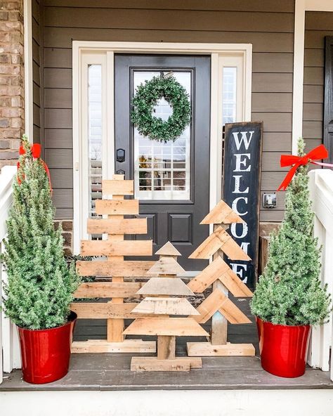 wooden christmas trees diy 25 Christmas Tree With Pallets, Outdoor Wooden Trees Christmas, Outdoor Christmas Trees Diy, Outdoor Wood Christmas Tree With Lights, Diy Christmas Trees Outdoor, Outdoor Christmas Tree Ideas Diy, Wood Craft Christmas Trees, Outdoor Wood Christmas Tree Diy, Christmas Tree Pallet Diy