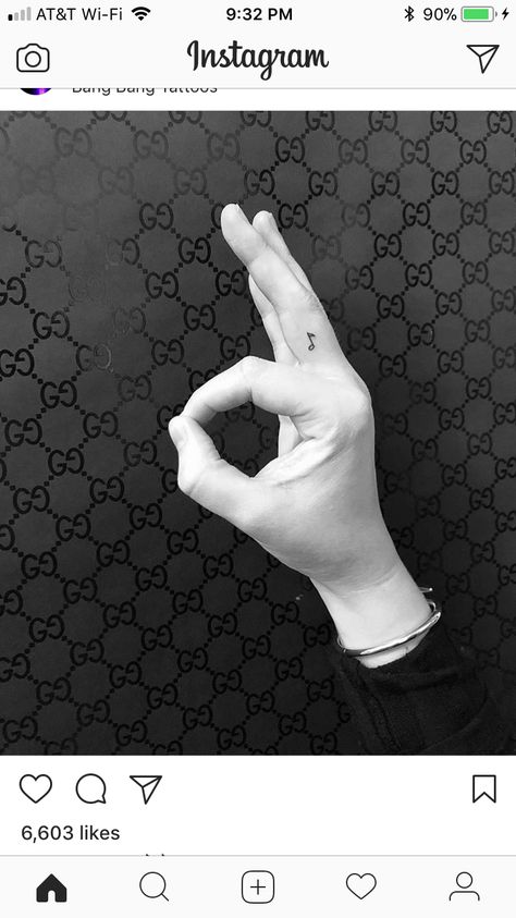 Musical note finger tattoo Jonboy Tattoo, Wörter Tattoos, Places To Get Tattoos, Small Tattoo Placement, Places For Tattoos, Small Finger Tattoos, Finger Tattoo For Women, Finger Tats, Note Tattoo