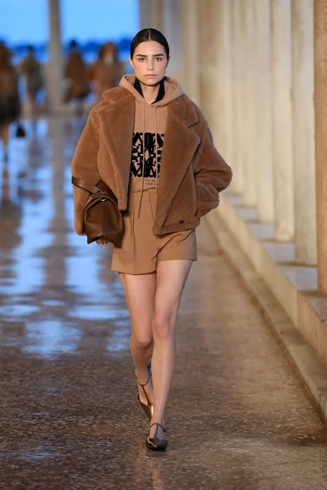 Max Mara Resort 2025 Ready-to-Wear Collection [PHOTOS] Skirt Tights Outfit, Fall City Outfits, Skirt And Boots Outfit, Scarf Outfit Fall, Fall Ankle Boots, Scarf Outfits, Fashion Show Poster, Black Boots Outfit, Mini Boots