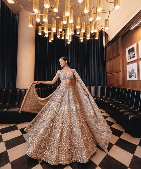 Indian Reception Outfit, Golden Lehenga, Engagement Dress For Bride, Engagement Lehenga, Sangeet Outfit, Latest Bridal Lehenga, Reception Outfit, Indian Outfits Lehenga, Wedding Lehenga Designs