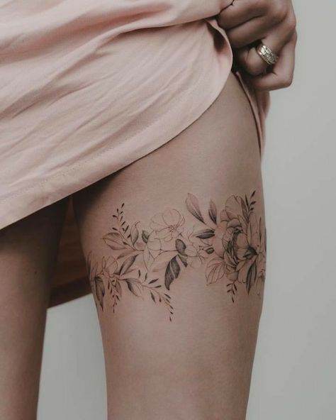 Floral Leg Band Tattoo, Floral Garter Tattoo, Inner Leg Tattoo, Tattoo Bein Frau, Flower Leg Tattoos, Upper Leg Tattoos, Upper Thigh Tattoos, Thumb Tattoos, Rose Tattoo Thigh