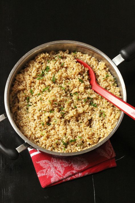 Serve up an easy side dish tonight with this Simple Brown Rice Pilaf. Based on whole grain and packed with flavor, it's a great supporting actor. Easy Rice Pilaf, Brown Rice Cooking, Brown Rice Pilaf, Veggie Bowls, Rice Pilaf Recipe, Pilaf Recipe, Delicious Sides, Pilaf Recipes, Grain Recipes