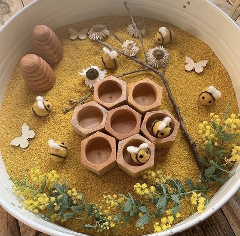 Bee Tuff Tray Ideas, Bee Sensory Bin, Tuff Tray Ideas Toddlers, Tuff Tray Ideas, Kids Sensory Activities, Insects Preschool, Bee Activities, Nursery Activities, Montessori Educational Toys