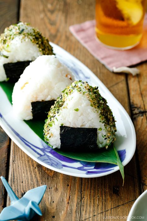 Stuffed with a variety of fillings and flavors, Onigiri, or Japanese Rice Balls, make an ideal quick snack and a fun alternative to sandwiches for lunch. In this recipe, you‘ll learn how to make onigiri using common ingredients for rice balls in Japan. Onigiri Filling, Grain Dishes, Japanese Rice Balls, Kewpie Mayonnaise, Nori Seaweed, Rice Ball, Japanese Rice, Sandwiches For Lunch, 1200 Calories