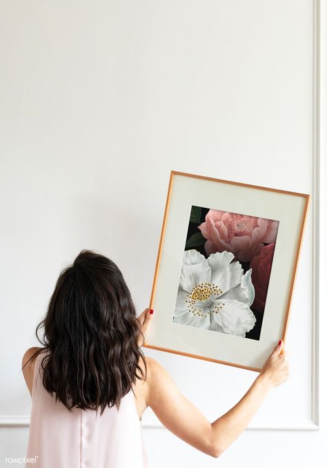 Curator hanging floral art frame mockup on the wall | premium image by rawpixel.com / McKinsey Hang A Picture, Photo Frame Images, Green Picture Frames, Grey Picture Frames, Hang Pictures, White Photo Frames, Slot Canyon, Hand Pictures, Inspiration Photo