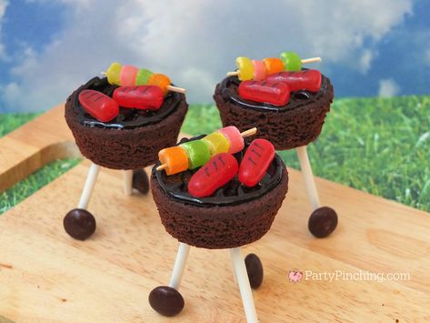 Brownie Grill Bites perfect dessert for a weekend BBQ picnic Father's Day Father’s Day Treats Ideas, Fathers Day Food Ideas, Father’s Day Treats, Fathers Day Desserts, Mike And Ike, Bbq Picnic, Brownie Bites, Lollipop Sticks, Bake Desserts