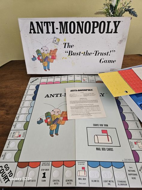 1973 Anti-Monopoly Vintage Brettspiel Ralph Anspach "Bust the Trust" Exzellenter Zustand. Unbespielt.  Dot fehlt wie abgebildet. Gameplay: Die Spieler wählen entweder ein Konkurrent, der faire Renten berechnet, oder ein Monopolist, der darauf abzielt, hohe Renten zu schaffen und das Angebot einzuschränken. Ziel: Der Spieler will je nach gewählter Rolle entweder den Konkurrenten Bankrott machen oder der reichste Spieler werden. Objekten: Anstelle von Grund und Boden, handelt es sich bei Liegenschaften um einzelne Geschäfte. Gewinnen: Kann erreicht werden, indem alle Gegner eliminiert werden oder der höchste Nettowert vorhanden ist. Schöpfer: Entworfen von Ralph Anspach zur Kritik monopolistischer Praktiken. Komponenten: Enthält ein Spielbrett, Karten, Geld und Spielsteine. Spieler: Geeignet Trust Games, Vintage Board Game, Monopoly Board, Vintage Board Games, Up Theme, Game Board, Puzzle Game, Monopoly, Card Box