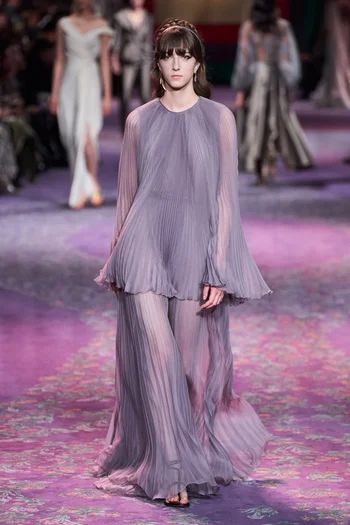 Christian Dior Spring 2020 Couture collection, runway looks, beauty, models, and reviews. Lilac Outfits, Doir Fashion, Dior Spring 2020, Collection Couture, Christian Dior Haute Couture, Dior Haute Couture, Spring Couture, Jumpsuit Elegant, Christian Dior Couture