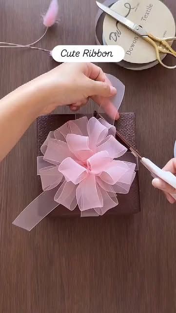 How To Wrap Nail Polish Gift, Easy Present Bows With Ribbon, Bonbon Wrapping Ideas, Christmas Bow Ideas For Gifts, Step By Step Wrapping Presents, Gift Wrapping Ribbon Tutorial, How To Do A Bow With Ribbon On A Present, How To Make Cute Bows For Presents, Gift Wrap Inspiration