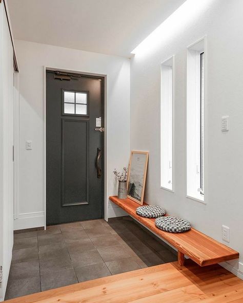 Japanese Entryway Ideas, Japanese House Entrance, Genkan Ideas, Korean Modern House, Korean House Design, Apartment Front Doors, House Entrance Doors, Japan House Design, Japanese Inspired Home