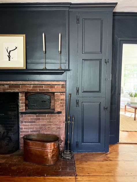 Before & After: A Nearly 400-Year-Old Cape Near Plymouth Rock - Remodelista Colonial Paint Colors, Rustic Vintage Interior Design, Cape Cod Interiors, Cabin Style Homes, Plymouth Colony, Office Paint Colors, Dream Farmhouse, Plymouth Rock, Classic Americana