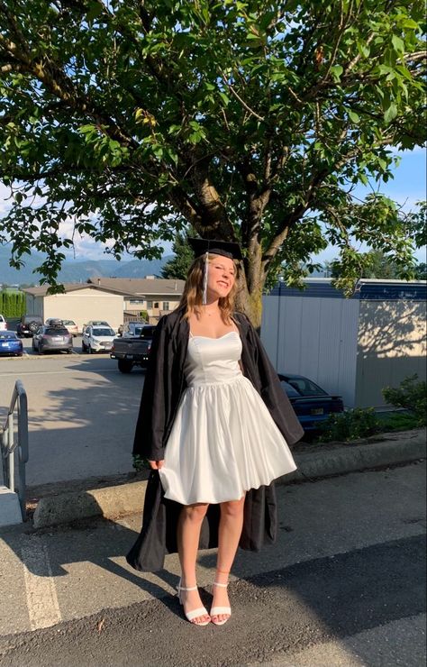 Grade 9 Graduation Dresses, Senior Graduation Outfits High Schools, Cute White Dresses Graduation Long, Short White Homecoming Dress, White Convocation Dress, White Grad Dresses High School, 8th Grade Graduation Dresses White, Grad Photo Dress, Cute Graduation Dresses College