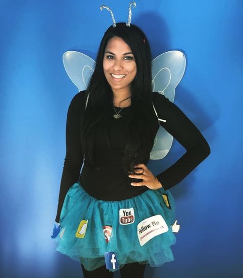 Get your pun on this Halloween with 15 hilariously clever DIY costumes that are bound to tickle your funny bone! These pun-tastic ideas will have you cracking up while you craft your way to a pun-believably good time! 😂👻 #PunnyCostumes #HalloweenHumor #DIYCostumes Punny Costumes, Office Halloween Costumes, Punny Halloween Costumes, Butterfly Halloween, Diy Halloween Games, Illustration Simple, Diy Halloween Projects, Costume Women, Halloween Face Mask