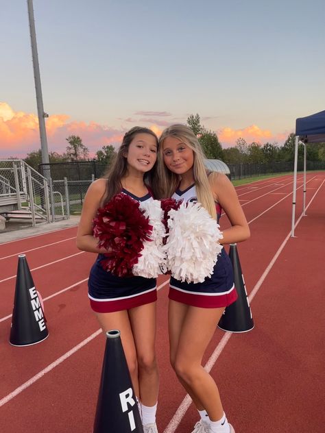 Ig/isabelle.leclaire Cheerleader Best Friends, School Cheer Aesthetic, Cute Cheerleader Outfits, Tcu Cheerleaders, Cheer Team Pictures, Cheer Photos, Sideline Cheer, Kids Cheering, Cheer Photography