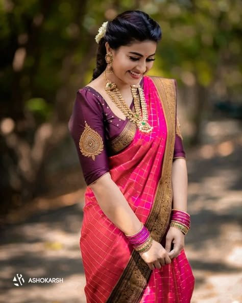 Sneha Prasanna, Plain Blouse Designs, Designer Saree Blouse, Keep Me Stylish, Saree Bollywood, Latest Blouse Designs Pattern, Pattu Saree Blouse Designs, New Saree Blouse Designs, Celebrity Casual Outfits