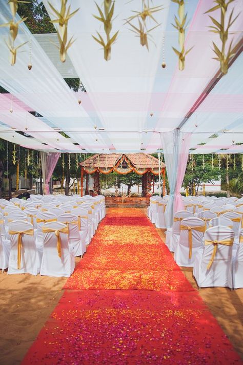 Traditional Malayali Wedding With Oodles of Rustic Charm in Chennai Malayali Wedding, Reception Decoration Ideas, Tamil Culture, Resort Decor, Wedding Decorations Ideas, Wedding Layout, Indian Wedding Receptions, Peach Wedding Invitations, Lanterns Hanging