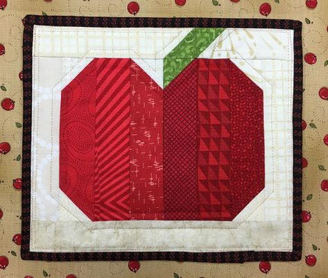 A Mug Rug and lots of excuses... Paper Quilting, Mug Rug Tutorial, Quilted Coasters, Mug Rug Patterns, Miniature Quilts, Sewing Tutorials Free, Quilt Block Tutorial, Quilts Ideas, Mini Quilts