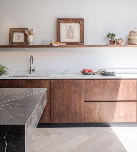 Naked Kitchens sur Instagram : Featuring stunning exposed walnut and a striking black quartz island top, the beautiful simplicity of our Highgate kitchen is just… Minimalism Living, Walnut Kitchen, Walnut Doors, Cabinet Door Styles, Wood Kitchen Cabinets, Classic Kitchen, Wooden Cabinets, Wood Kitchen, Wood Cabinets