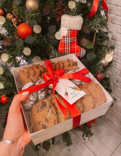 Xmas Cookies Aesthetic, Christmas Packaging Food, Christmas Bakery Aesthetic, Christmas Cookie Boxes Packaging, Cookie Gift Box Ideas, Cookies Gift Box Ideas, Ideas Para Vender En Navidad, Christmas Cookie Box Ideas, Cookie Boxes Packaging