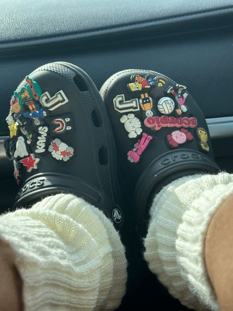 Croc Jibbitz Aesthetic, Crocs Ideas Black, Crocs Y2k, Crocs Pins Ideas, Black Croc Aesthetic, Black Crocs With Jibbitz, Black Crocs Aesthetic, Croc Aesthetic, Winter Crocs