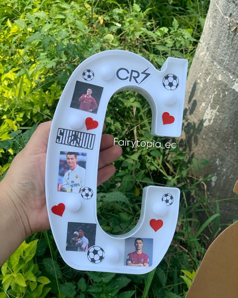 Cuadro y lámpara personalizada con Cristiano Ronaldo, regalo perfecto para los Bicholovers⚽️🩵 #cr7 #cristianoronaldo #explore #detallesparahombres #regalosecuador #bicho7 #fanscr7 #parejas #novios #diadelnovio #navidad #detalleslindos #detallesloja #detallesqueenamoran #ideasderegalos Cristiano Ronaldo, Ronaldo, Boyfriend Gifts, Hello Kitty, Kitty, Fan Art, Fan, Art