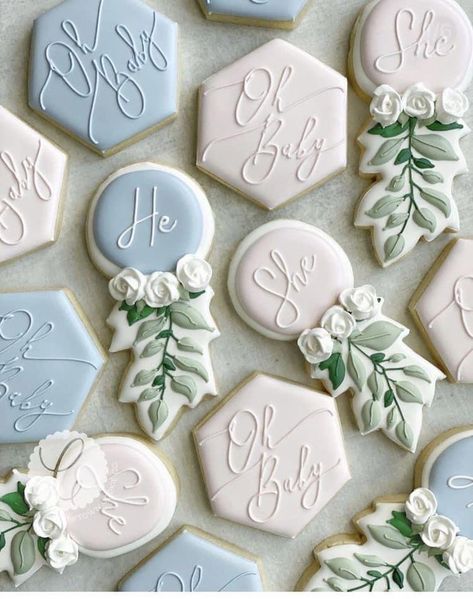 Baby Shower Cookies Neutral, Cake Dekoration, Pink Cakes, Gender Reveal Cookies, Gender Reveal Themes, Cookie Decorating Party, Baby Shower Deco, Baby Reveal Party, Gender Party