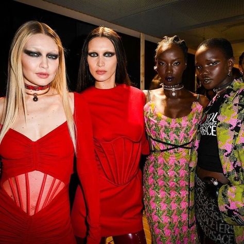 Versace Fw22, Anok Yai, Bleached Eyebrows, Gigi Bella, Lila Moss, Versace Runway, Models Backstage, Model Lifestyle, Versace Fashion