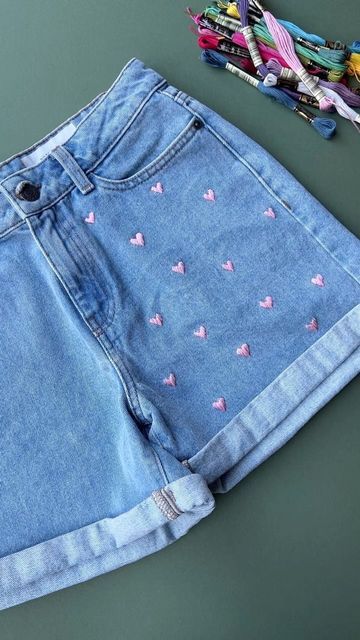 Simple Jean Embroidery, Embroidered Shorts Diy, Embroidered Jeans Diy Simple, Embroidered Jeans Diy, Cute Embroidery Patterns, Embroidery Jeans Diy, Embroidery Shorts, Learning To Embroider, Denim Embroidery