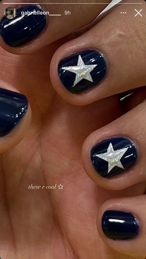 Short Gel Nails Stars, Short Nail Star Designs, Nails Inspiration For Short Nails, Dark Blue Nails With Stars, Nail Inspo Short Natural, Short Nails With Stars, Star Short Nails, Short Navy Blue Nails, Star Nails Blue