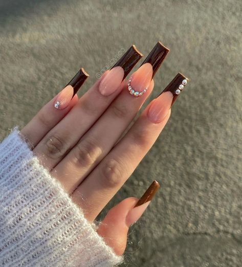 𝒩𝒜𝐼𝐿𝒮𝐵𝒴𝑅𝐼𝒞𝒪 (@nailsbyrico) posted on Instagram: “brown french 🤎🤎 Follow me for more : @nailsbyrico / @vvanessa.rico♡ • #nailsofinstagram #nails #naildesigns #acrylics #acrylic-nails…” • Dec 9, 2020 at 8:20pm UTC Brown French Tip Nails With Rhinestones, Brown French Tip Nails Coffin, Brown Nails Ideas, Brown French Tip, Brown Acrylic Nails, Brown French, Nails Brown, Tapered Square Nails, French Tip Nail Designs