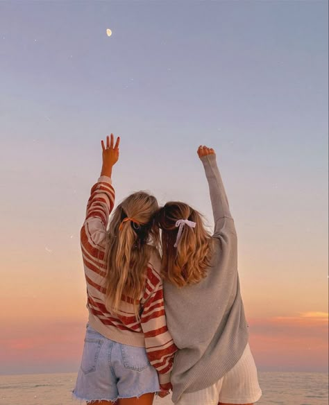 Picture Poses For 2 People, Beachy Fashion Aesthetic, Sisters Beach Pictures, Sister Time Aesthetic, Beach Vacation With Friends, Blonde Best Friends Aesthetic, Sister Beach Photos, Aesthetic Sisters Pictures, Best Friend Pics Aesthetic